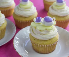 Sweet Pro Marian's Golden Vanilla Cupcakes